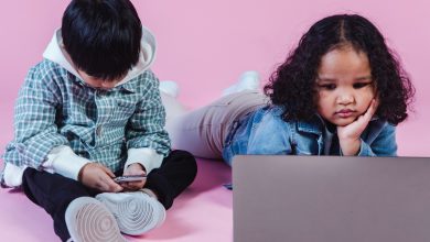 10 نصائح لتقليل من تعلق طفلكِ بالموبايل والأجهزة الذكية